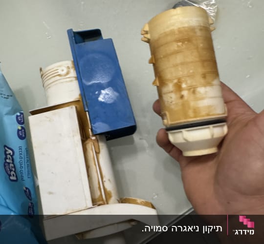 חלקי אינסטלציה ישנים על שולחן